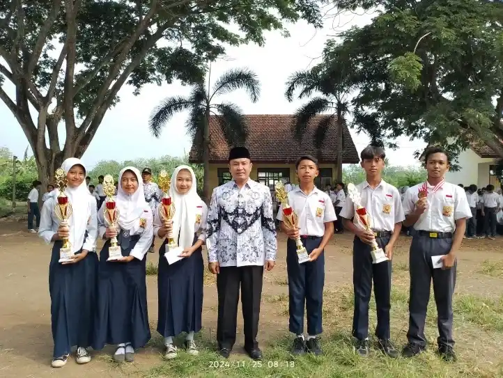 Pemberian penghargaan untuk siswa siswi dalam meraih perunggu dalam ajang olimpiade matematika IGSO dan lima kejuaraan di ajang pramuka tingkat kabupaten.