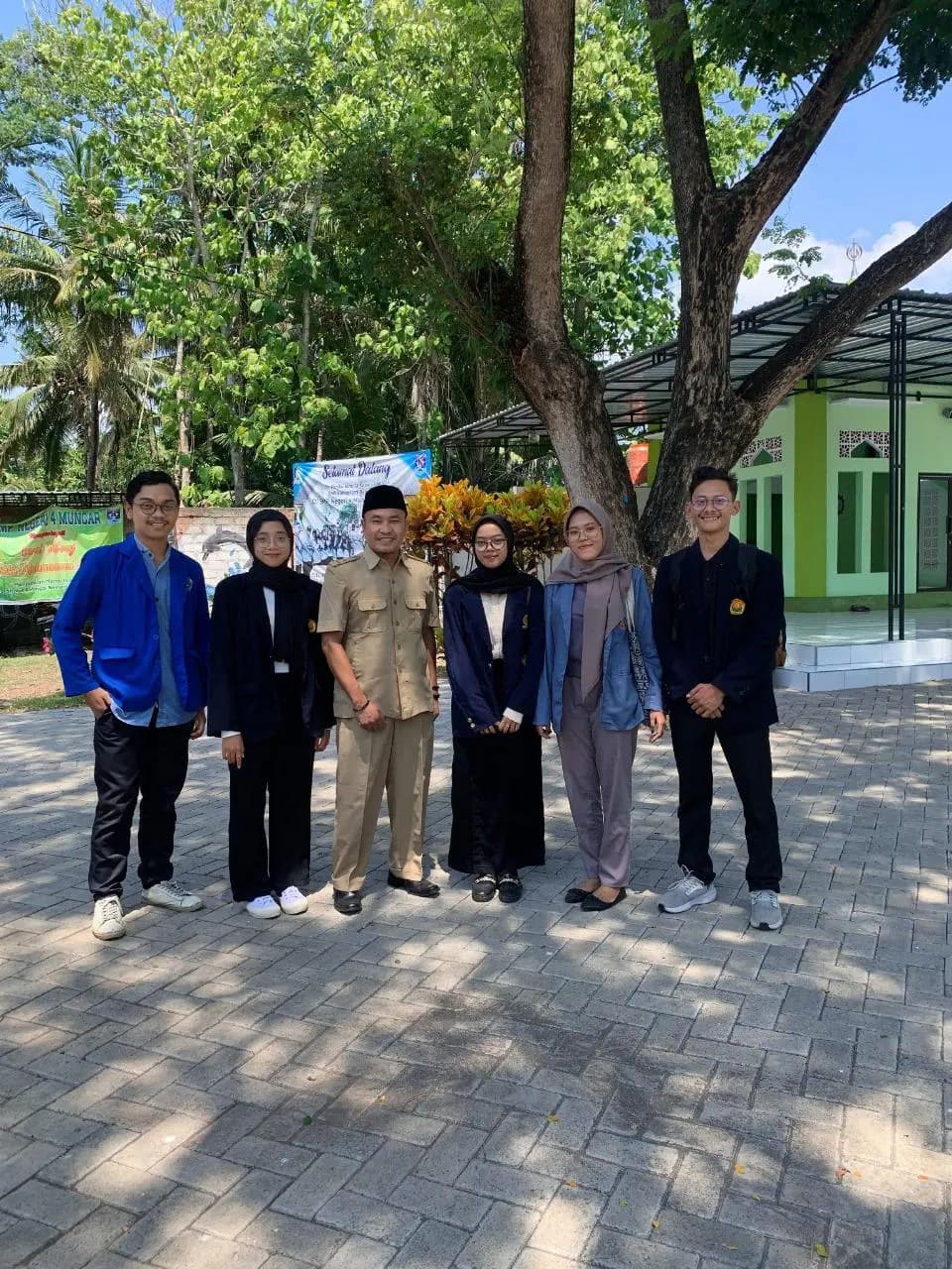 foto beberapa mahasiswa kampus mengajar bersama kepala sekolah smpn 4 muncar satu atap