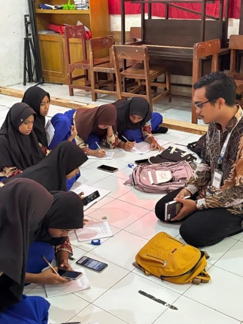 foto beberapa siswa siswi mengikuti english club