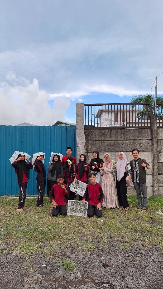 foto sejumlah siswa siswi melakukan kegiatan berbagi takjil