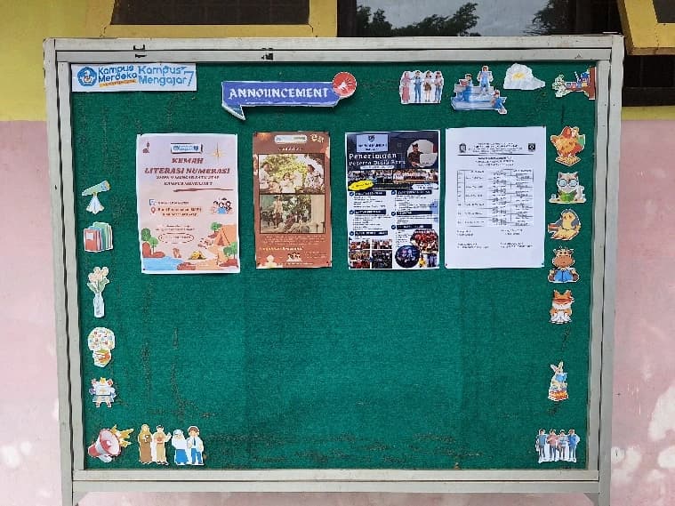 foto mahasiswa kampus mengajar merevitalisasi majalah dinding