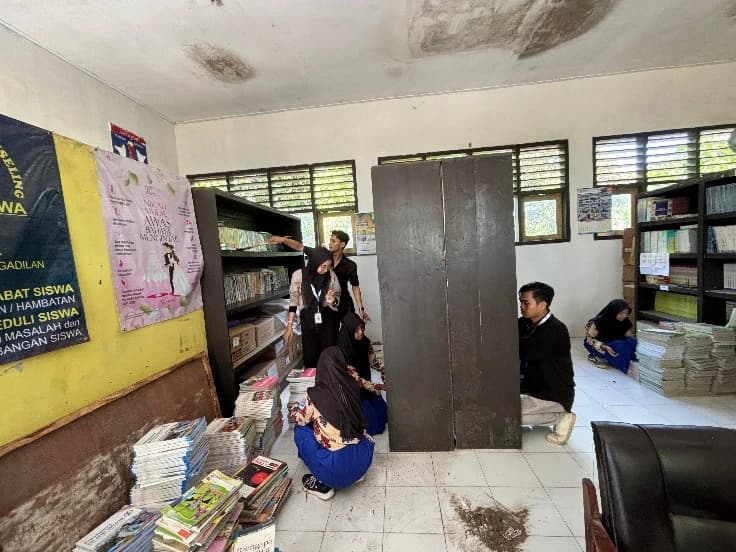 foto kegiataan penataan ulang perpustakaan sebagai bentuk usaha untuk meningkatkan minat baca siswa
