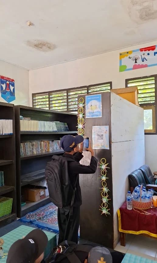 foto siswa mencoba digitalisasi perpustakaan