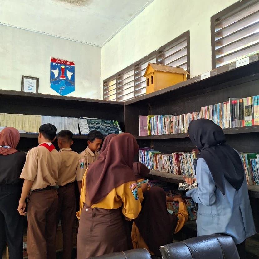 foto para siswa siswi melakukan kunjungan ke perpustakaan sekolah