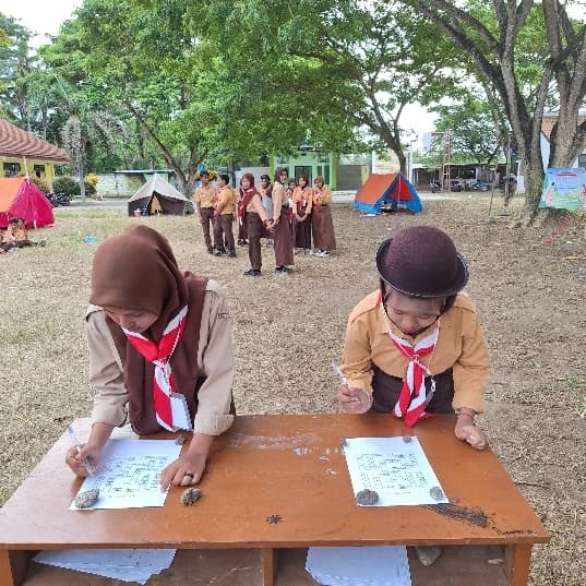 foto para siswa siswi mengikuti permainan kereta numerasi