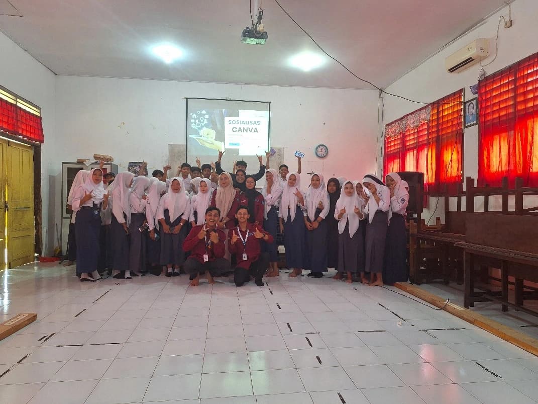 foto para siswa siswi mengikuti sosialisasi canva oleh mahasiswa mengajar