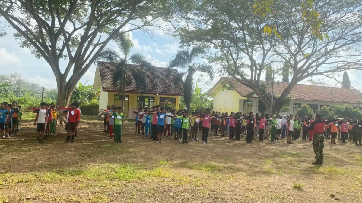 foto siswa siswi mengikuti kegiatan peraturan baris berbaris