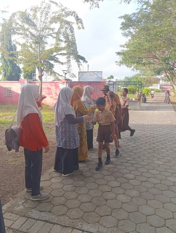 foto para siswa baru melaksanakan salat dhuha berjama'ah