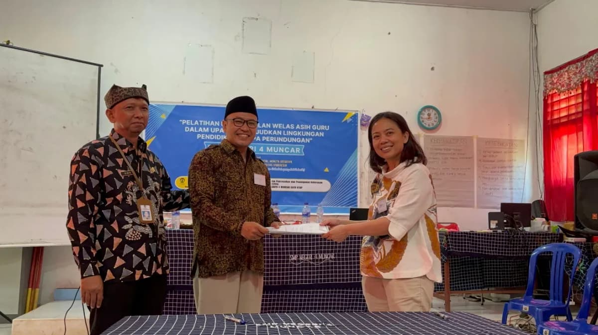foto penanda tanganan MOU Universitas Indonesia dengan SMPN 4 Muncar Stau Atap.