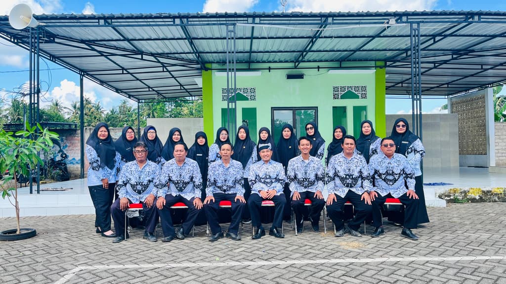 Peringatan Hari Guru Nasional di SMPN 4 Muncar Berlangsung Khidmat dan Apresiatif