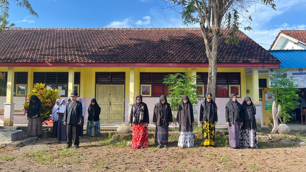 Upacara Hari Kartini SMPN 4 Muncar “Semangat Emansipasi dan Prestasi; Perempuan Hebat, Prestasi Meningkat”