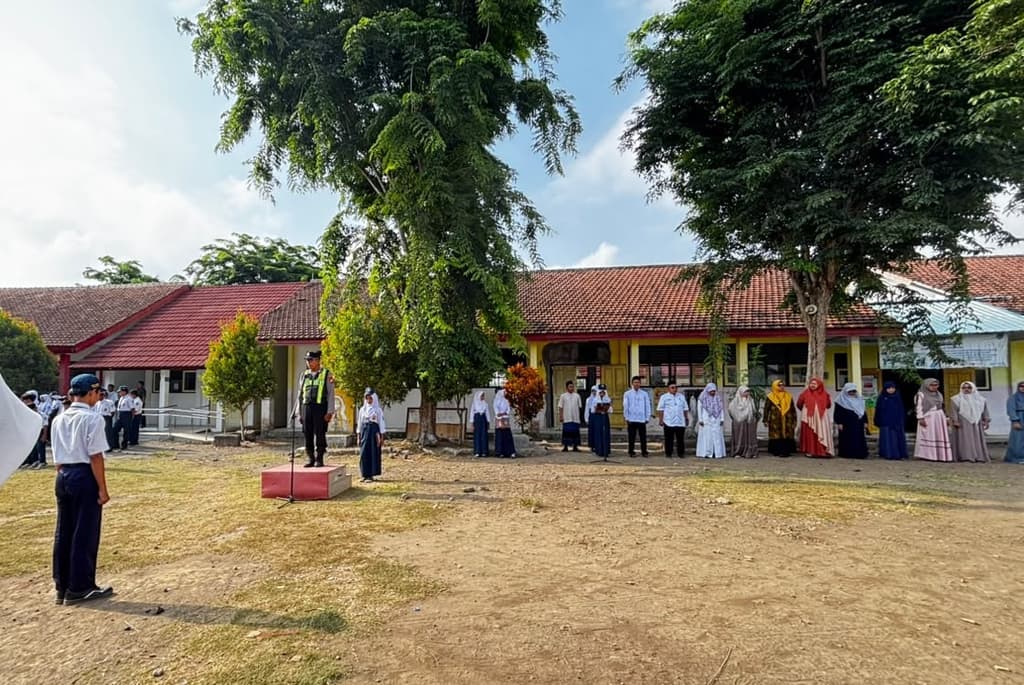 Upacara Bendera dan Sosialisasi Pendidikan Bersama Polsek Muncar