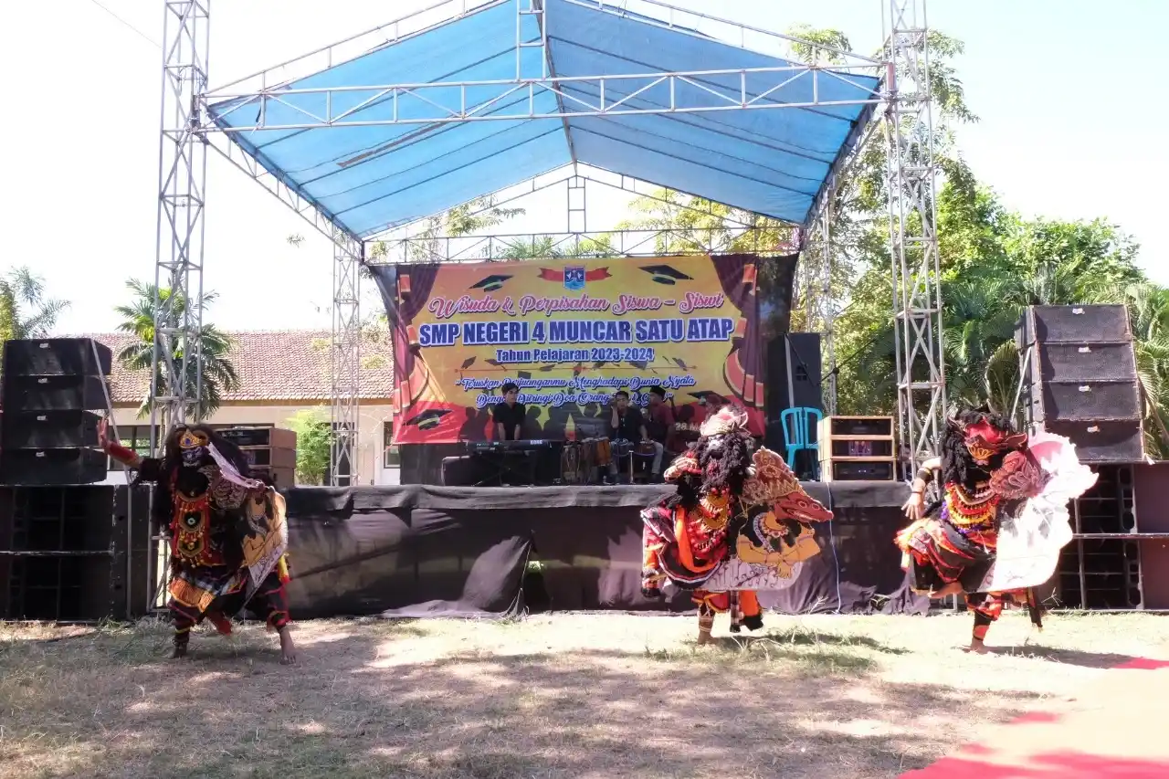 foto pertunjukan jaranan tradisional oleh siswa siswi smpn 4 muncar satu atap
