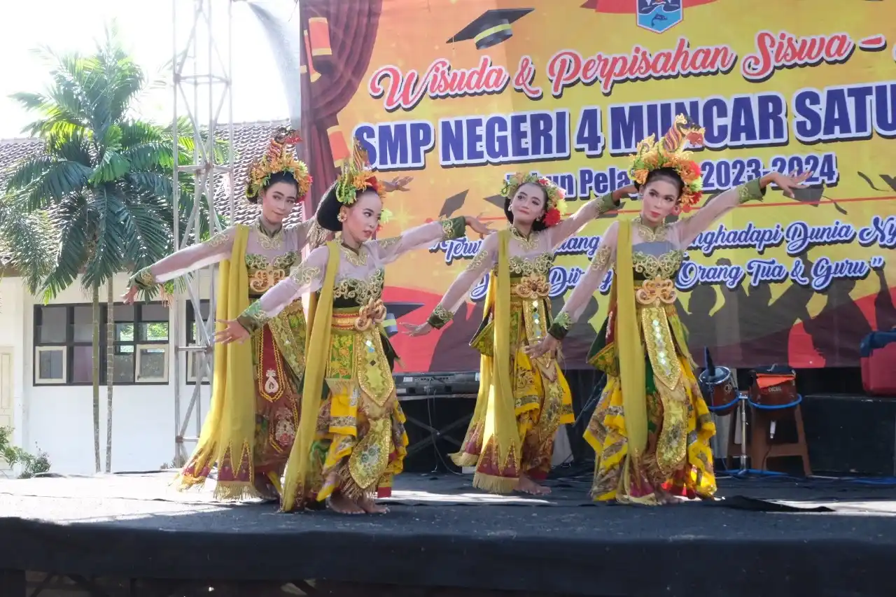 foto pertunjukan tari oleh siswa siswi
