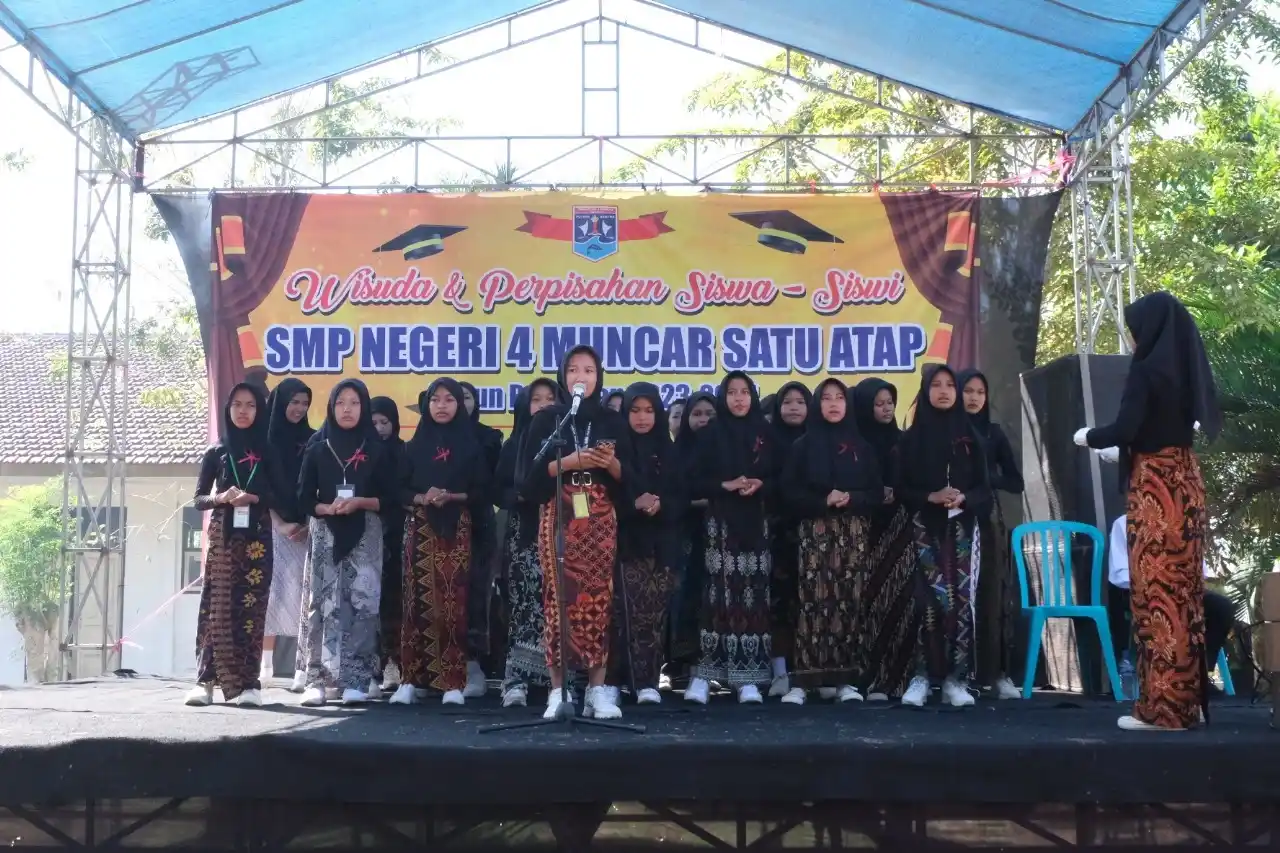 foto paduan suara siswa siswi smpn 4 muncar satu atap