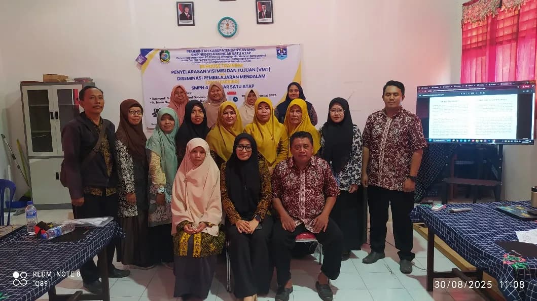 foto bersama para guru mengikuti program in house training