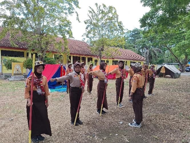 foto siswa siswi melakukan baris berbaris