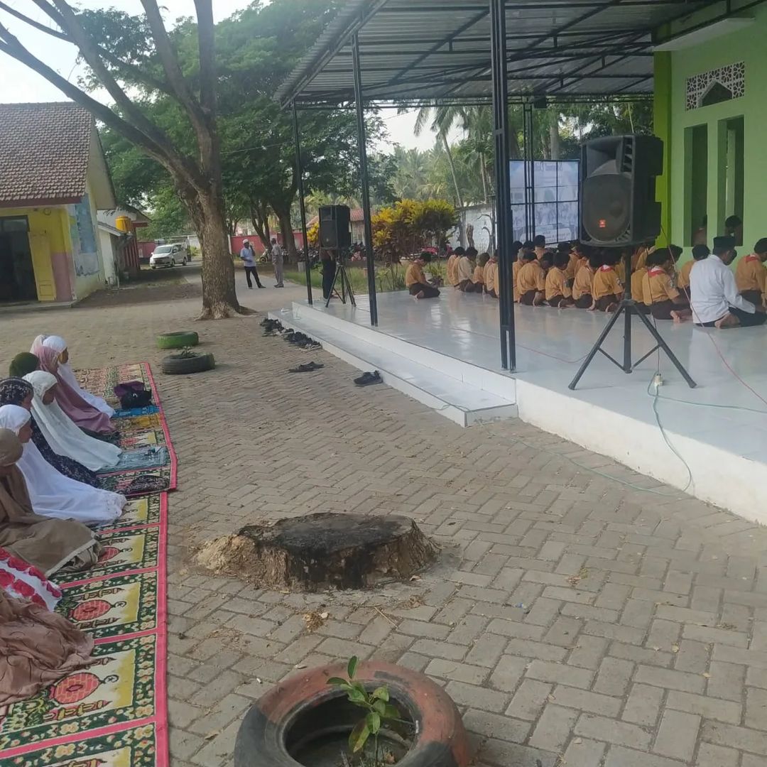 Peringatan Hari Pahlawan: Doa Bersama Siswa-Siswi SMP Negeri 04 Muncar Satu Atap