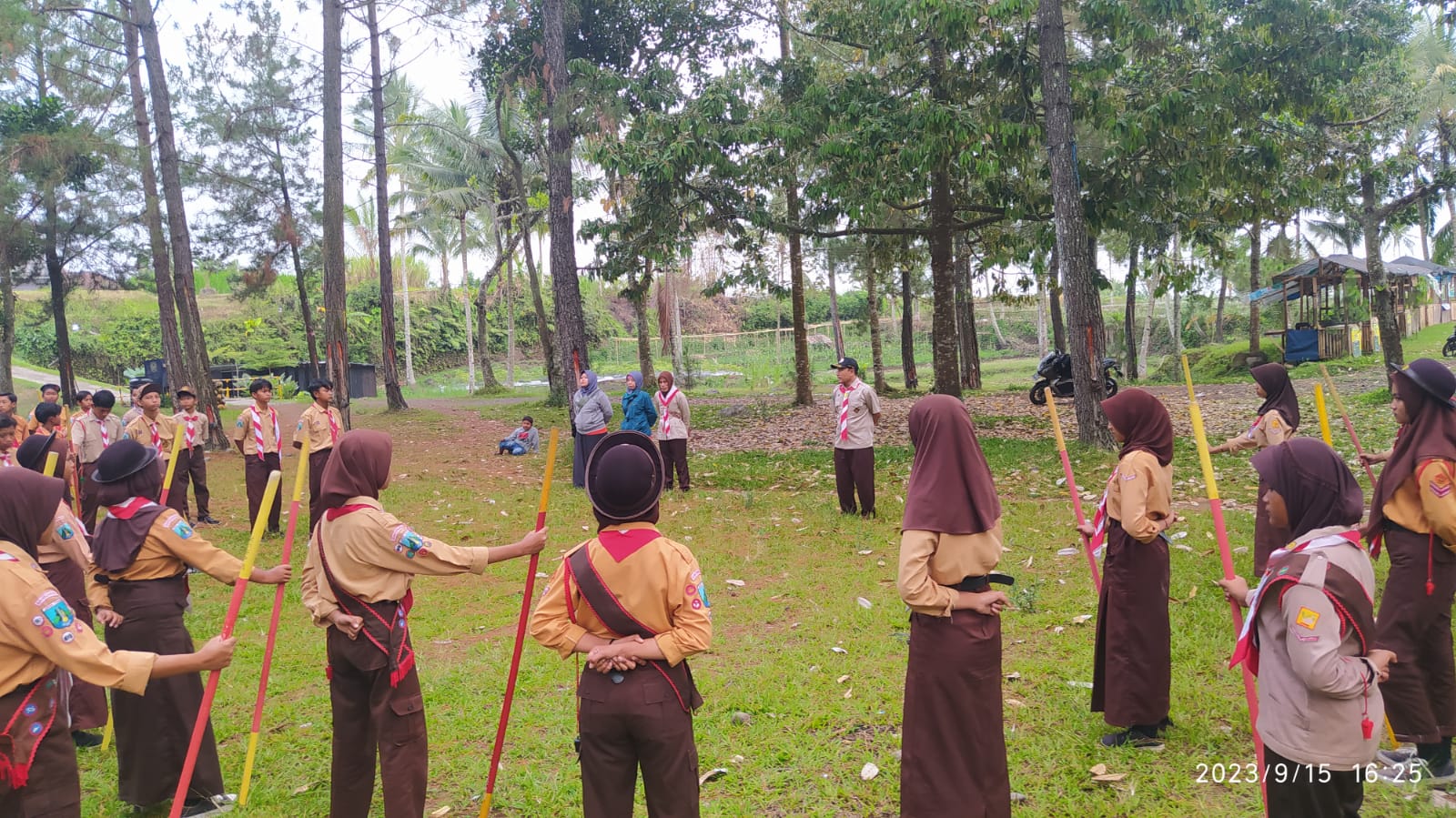 Pelatihan Dasar Kepemimpinan Siswa: Membentuk Pemimpin Muda Berkualitas di SMP Negeri 04 Muncar Satu Atap