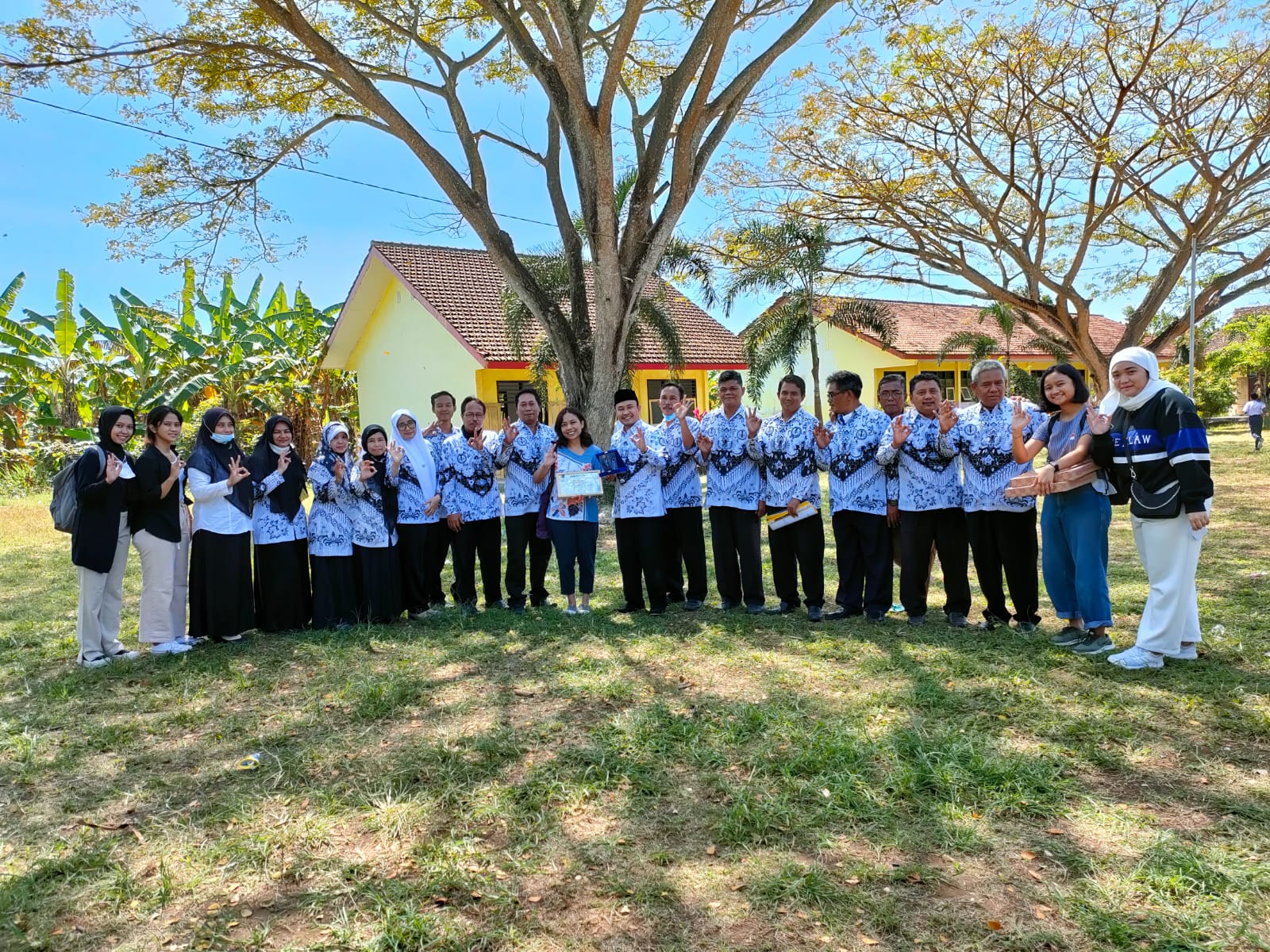 Kunjungan Mahasiswa Universitas Indonesia Membawa Inspirasi ke SMPN 04 Muncar Satu Atap