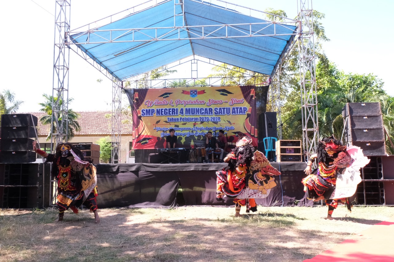 Petunjukan Jaranan oleh siswa