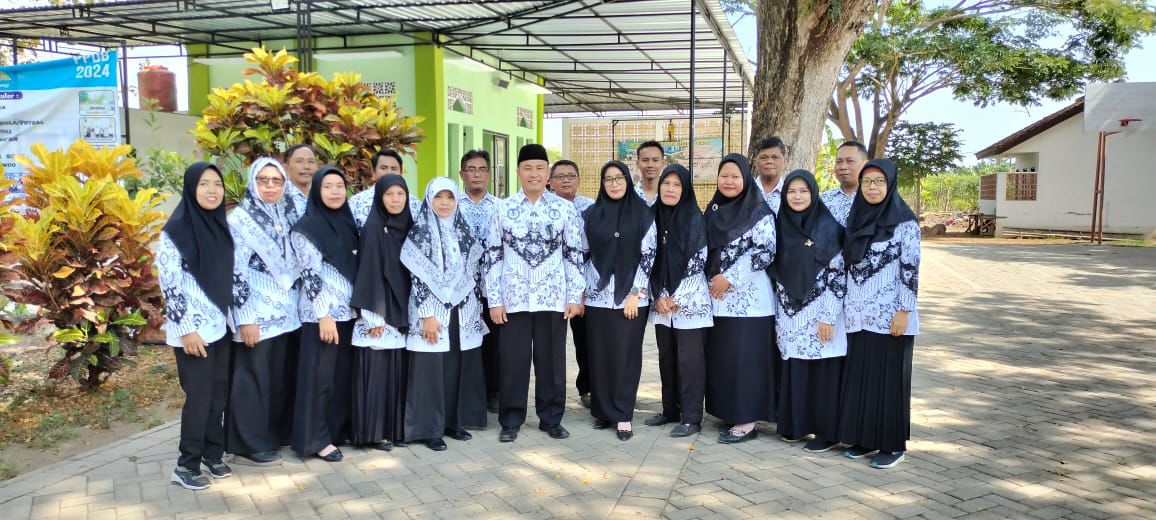 Peringatan Hari Guru Nasional SMPN 4 Muncar Satu Atap