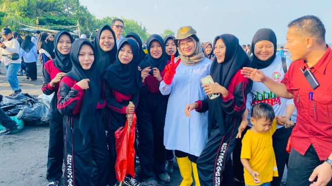 MenKo Bidang Pangan RI Kunjungi Pantai Satelit Muncar, Pimpin Aksi Bersih-Bersih